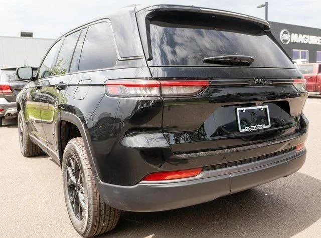 New 2026 Diamond Black Crystal Pearlcoat Jeep Laredo image 7