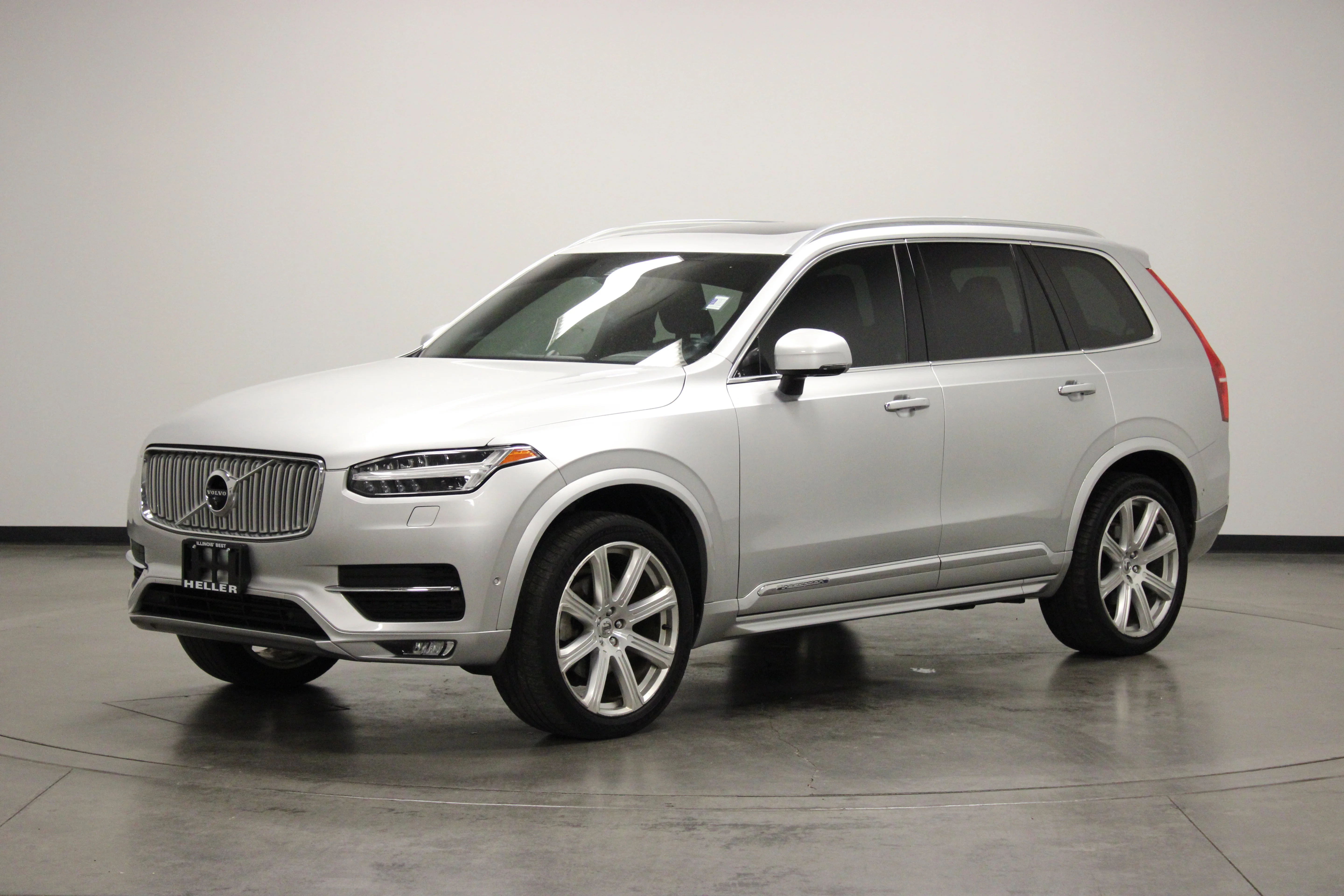 Used 2018 Bright Silver Metallic Volvo T6 Inscription image 4