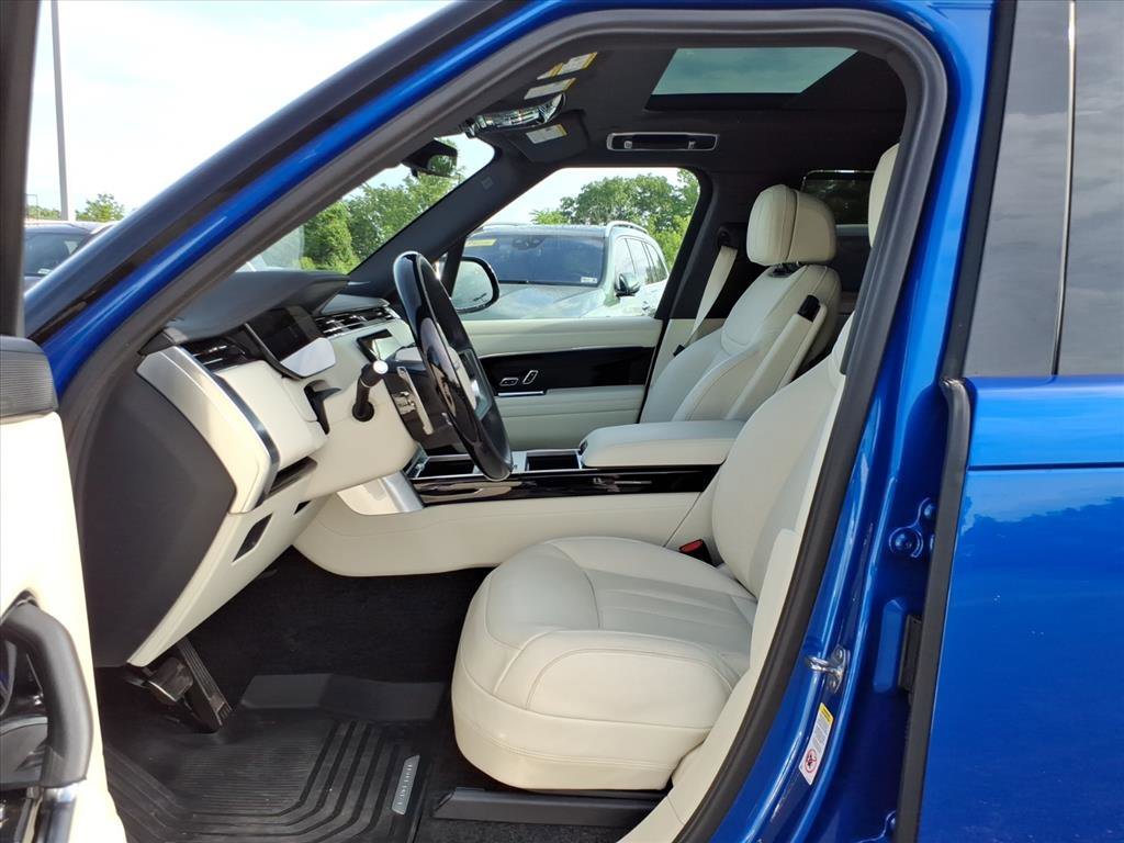 Used 2025 Velocity Blue SV Bespoke Ultra Gloss Land Rover SE image 11