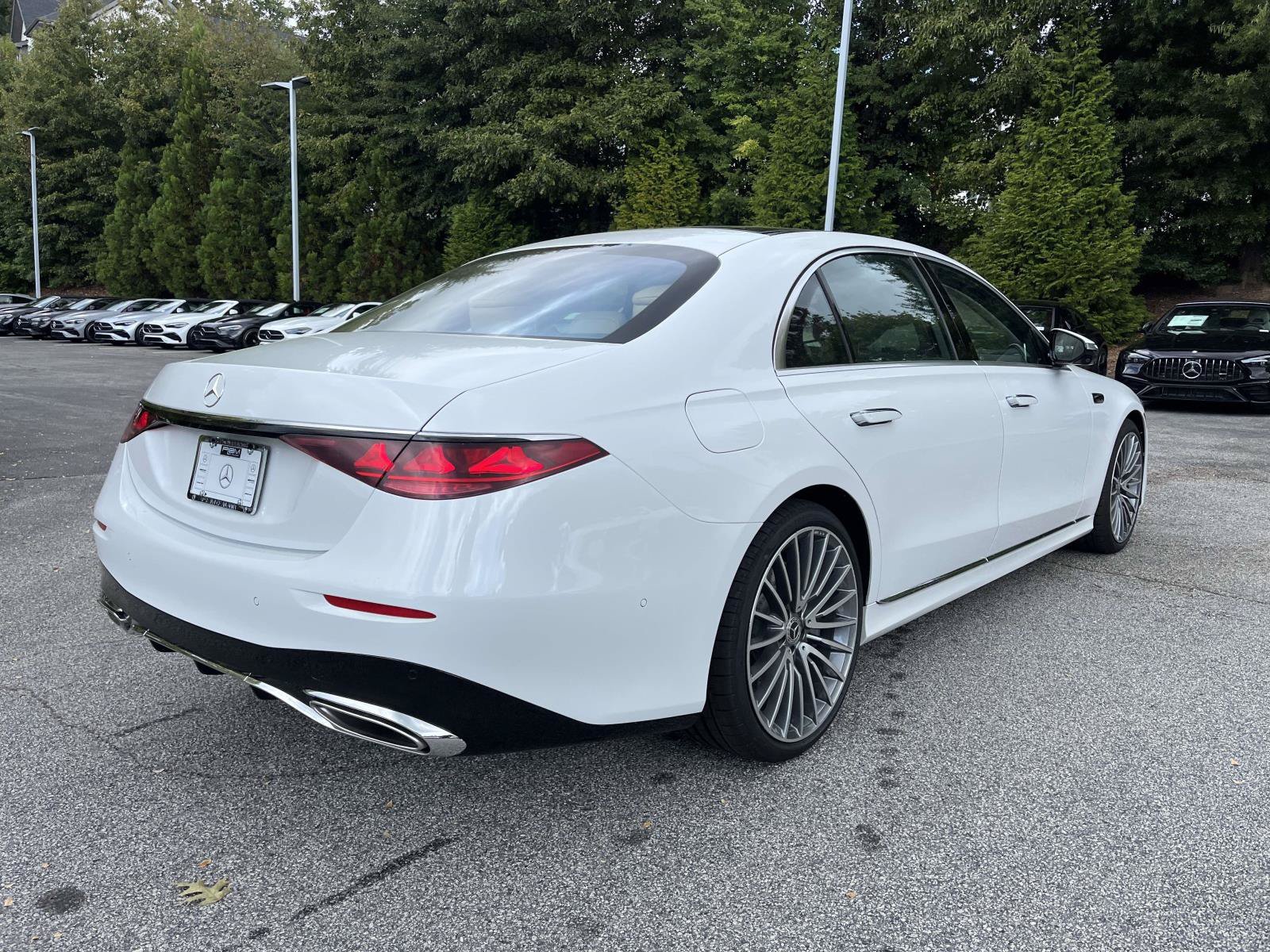 New 2027 MANUFAKTUR Moonlight White Metallic Mercedes-Benz S 500 4MATIC® Sedan image 7
