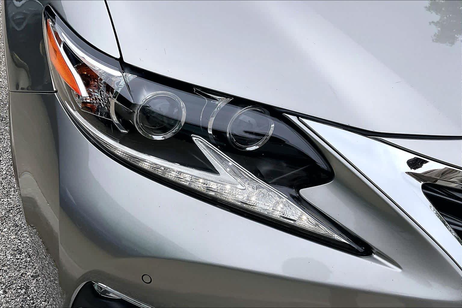 Used 2017 Atomic Silver Lexus  image 28