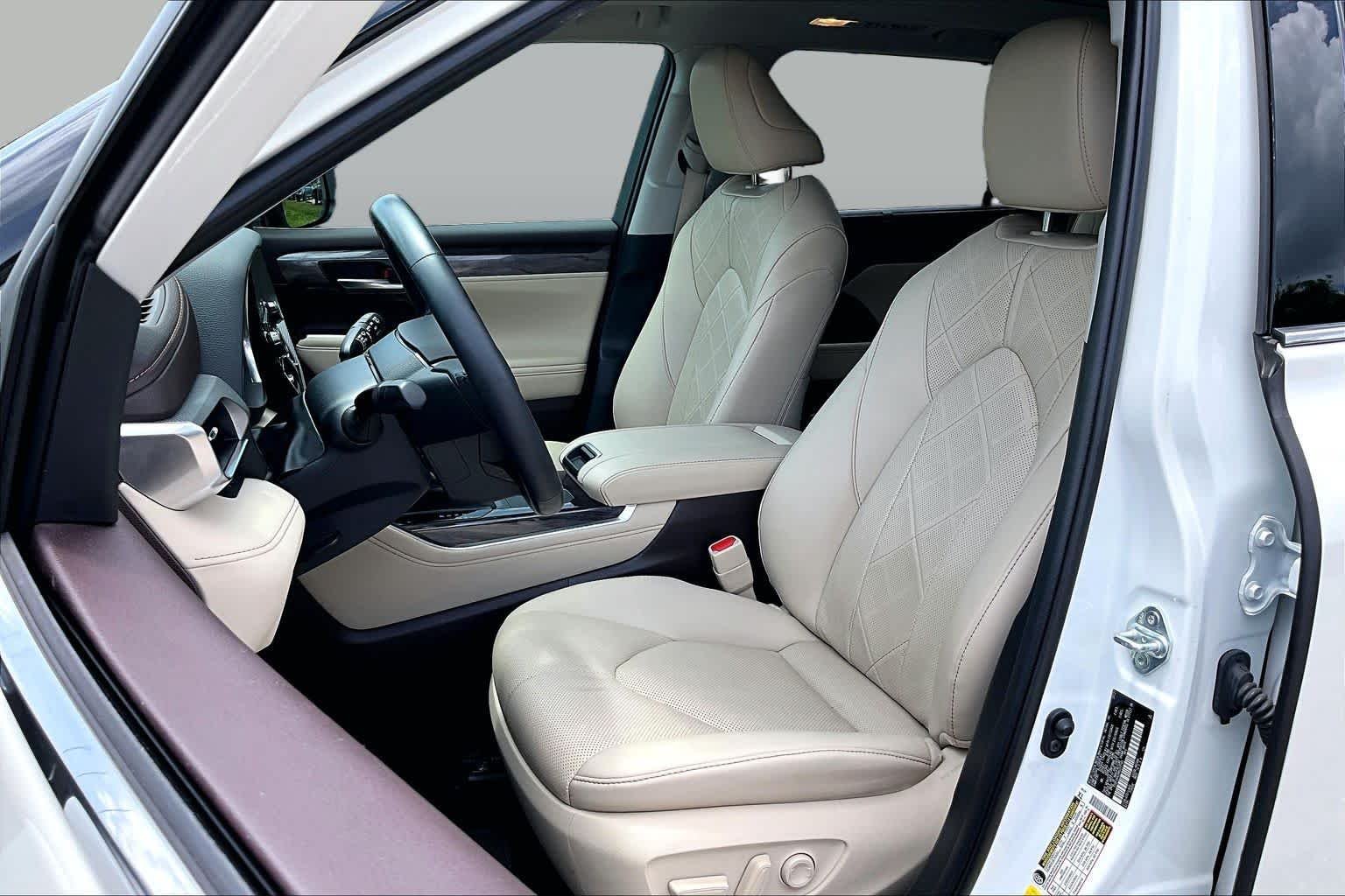 Used 2021 Blizzard Pearl Toyota Platinum image 8