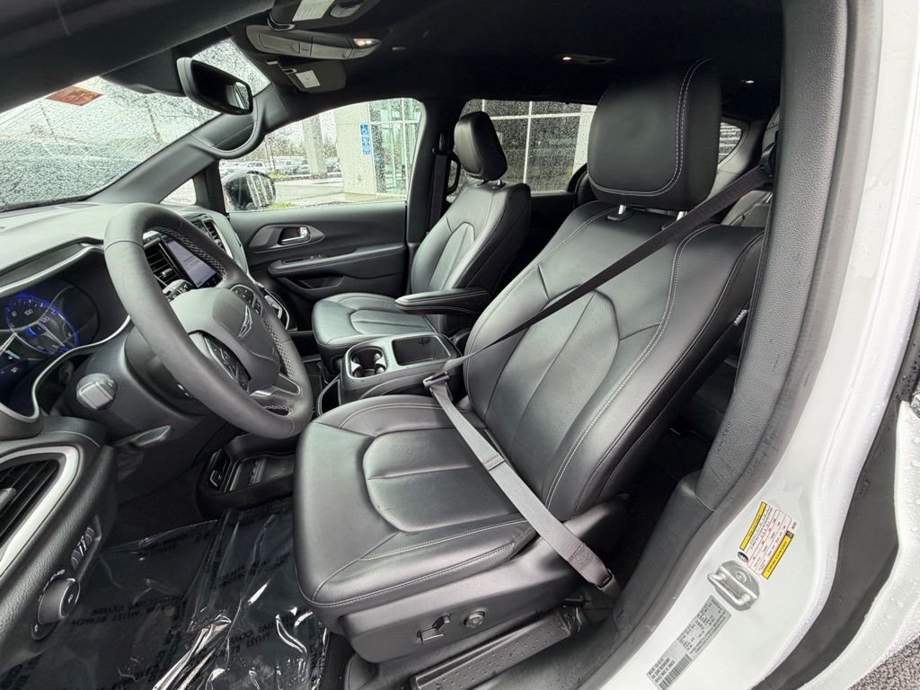 2025 Chrysler Pacifica Select - Photo 10
