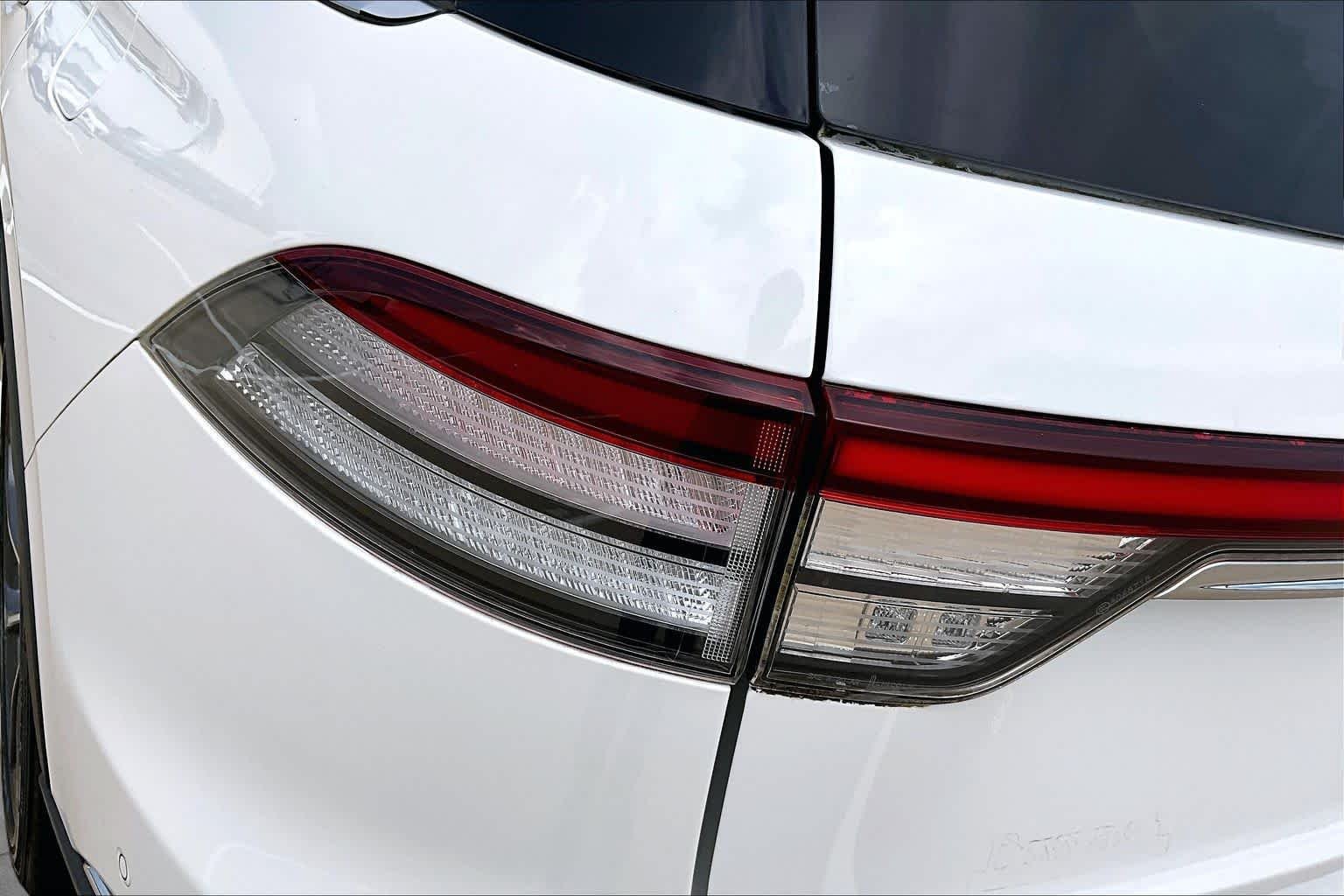 Used 2020 Pristine White Metallic Tri-Coat Lincoln Reserve image 28