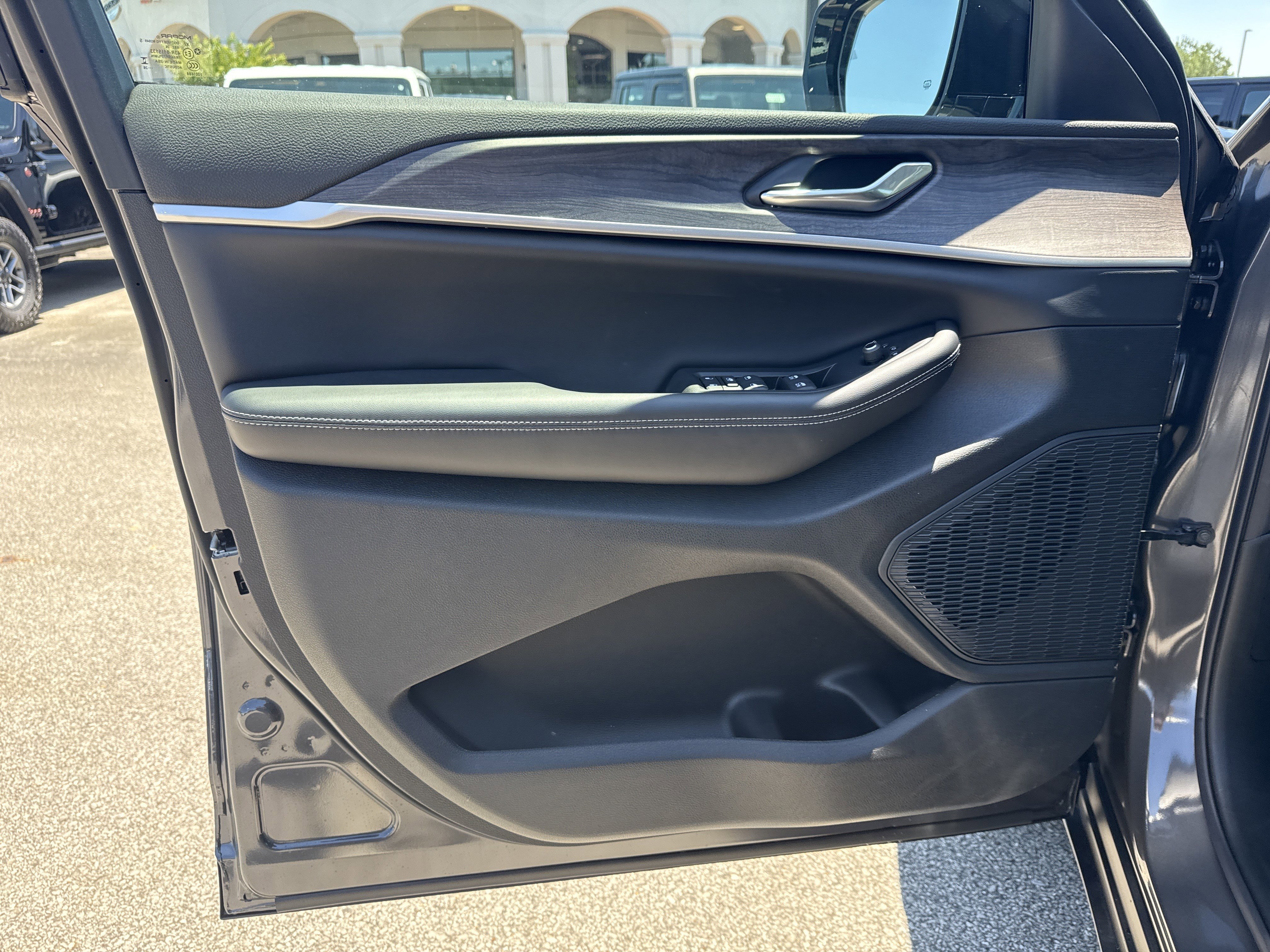 New 2026 Baltic Gray Metallic Clear-Coat Exterior Paint Jeep Altitude image 11