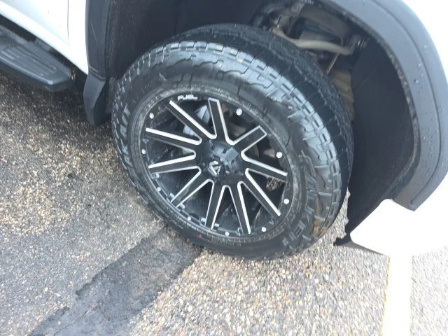 Used 2019 SUMMIT WHITE GMC AT4 image 2