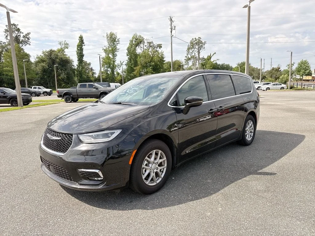 2026 Chrysler Pacifica Select's photo