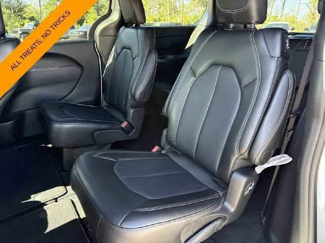 Certified Used 2026 White Chrysler Select image 19