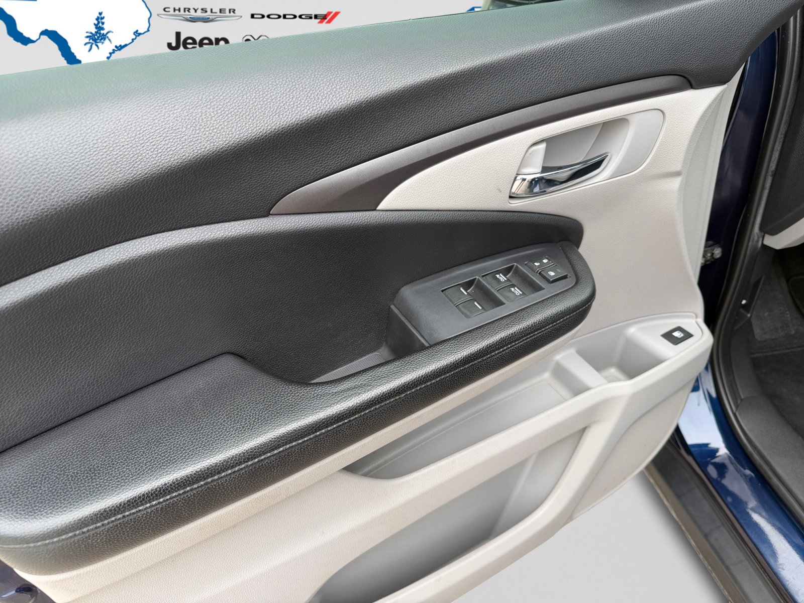 Used 2019 Blue Honda EX image 10
