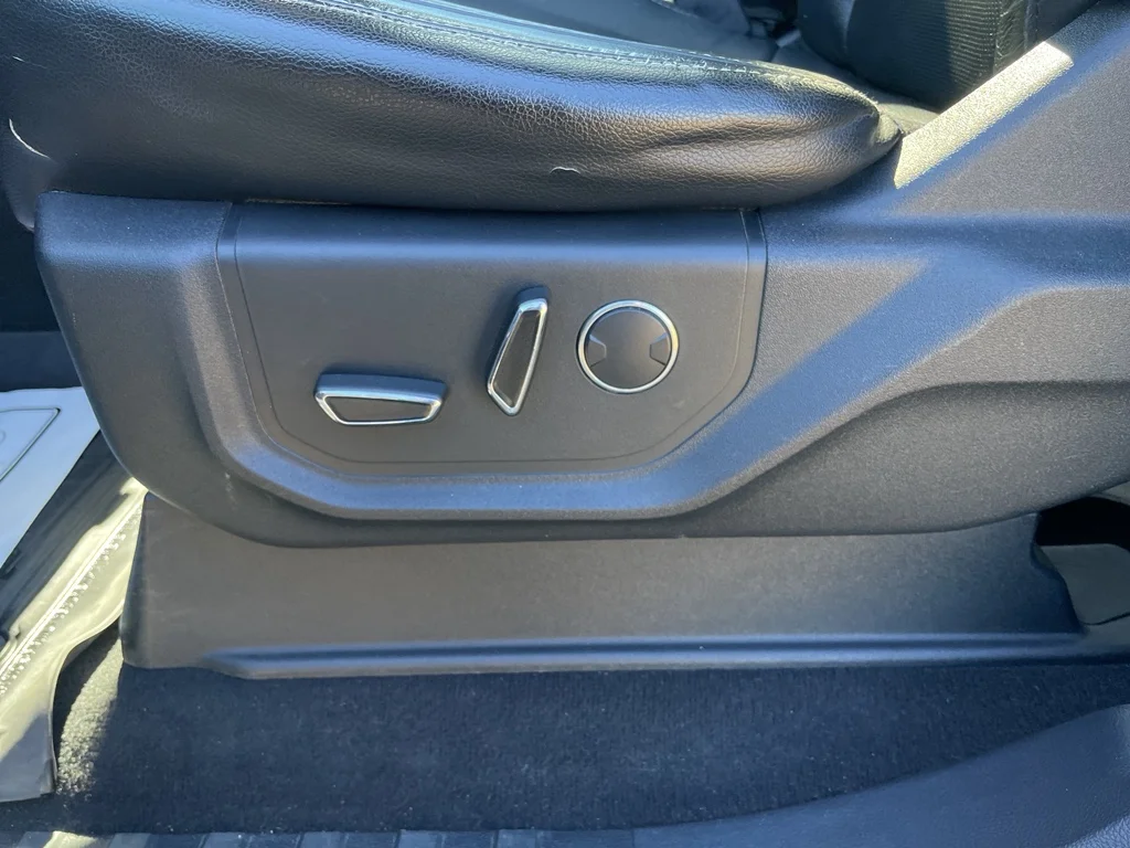 Used 2019 White Platinum Tri-Coat Metallic Ford LARIAT image 17
