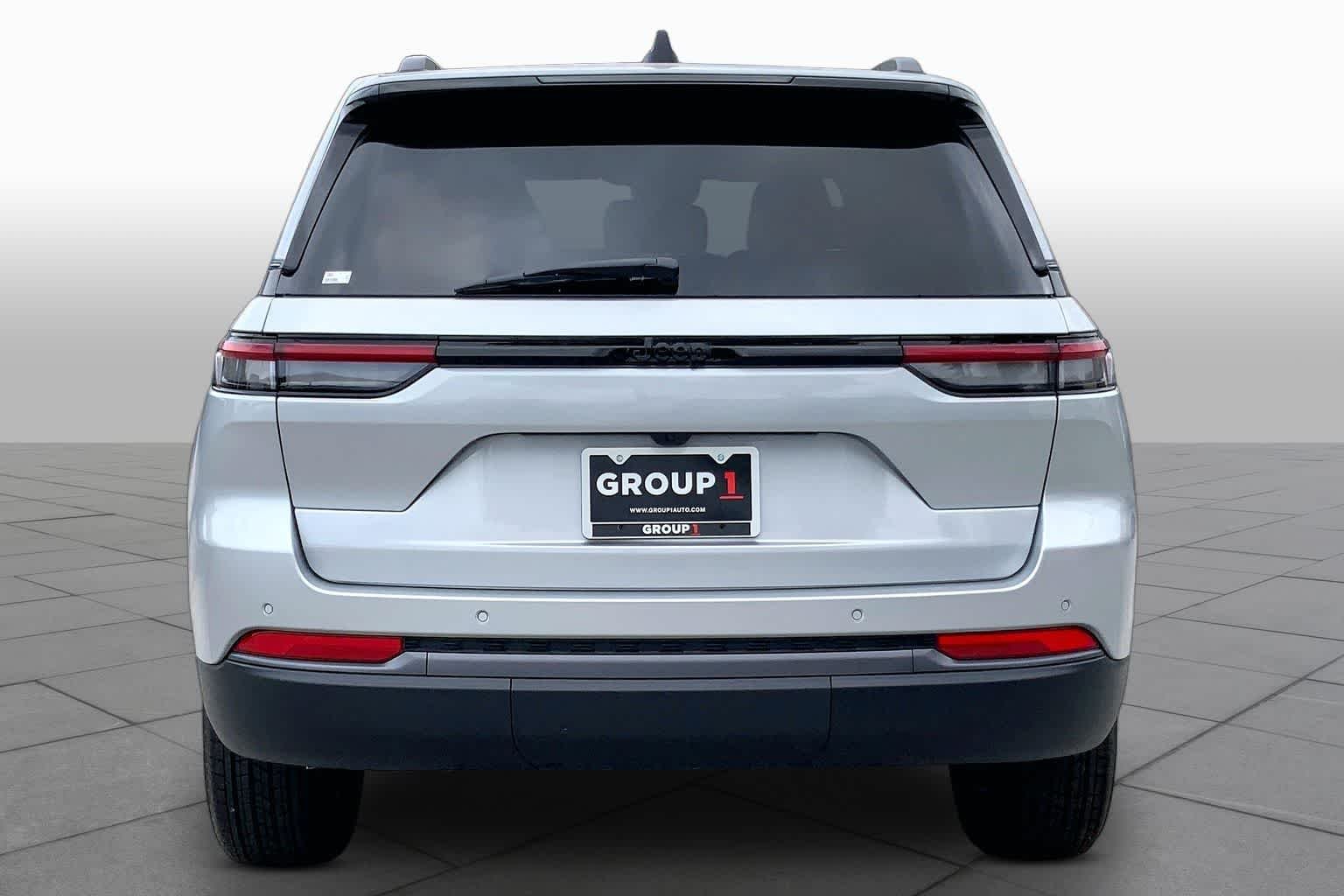 New 2026 Silver Zynith Exterior Paint Jeep Laredo Altitude image 4