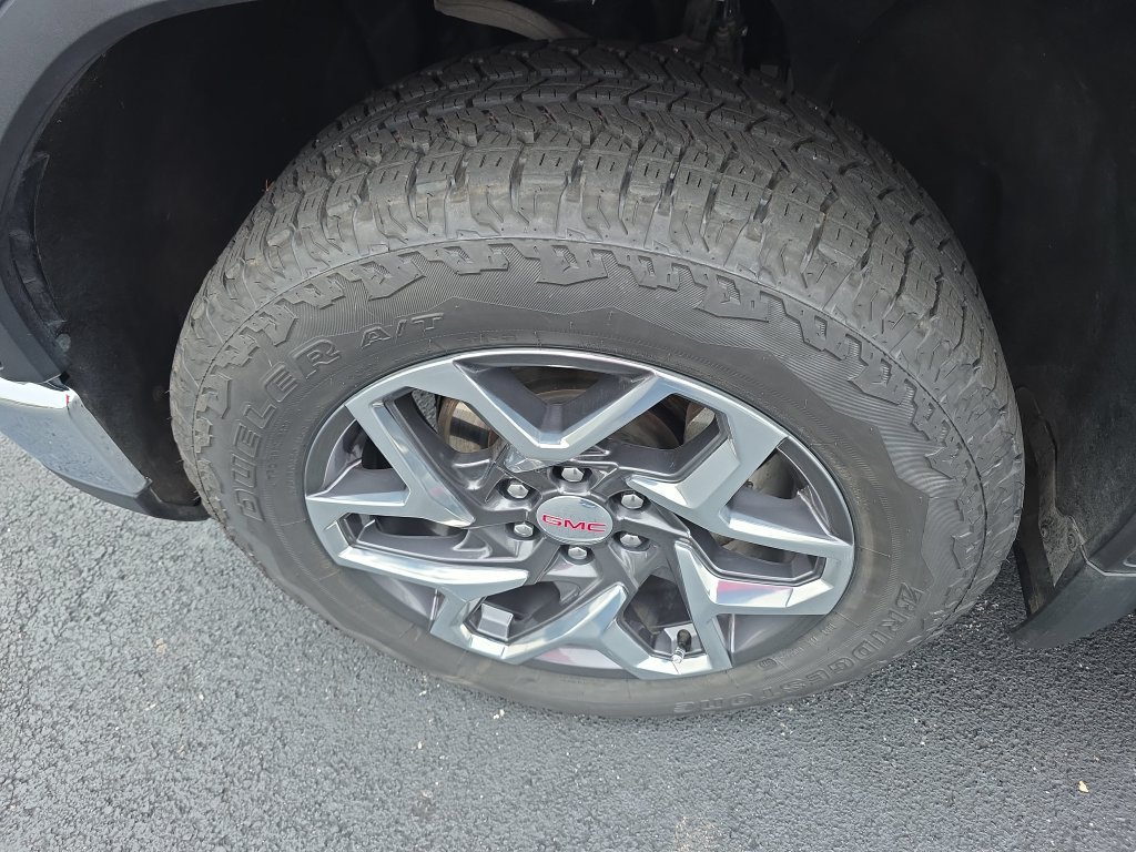Used 2024 White GMC SLT image 11