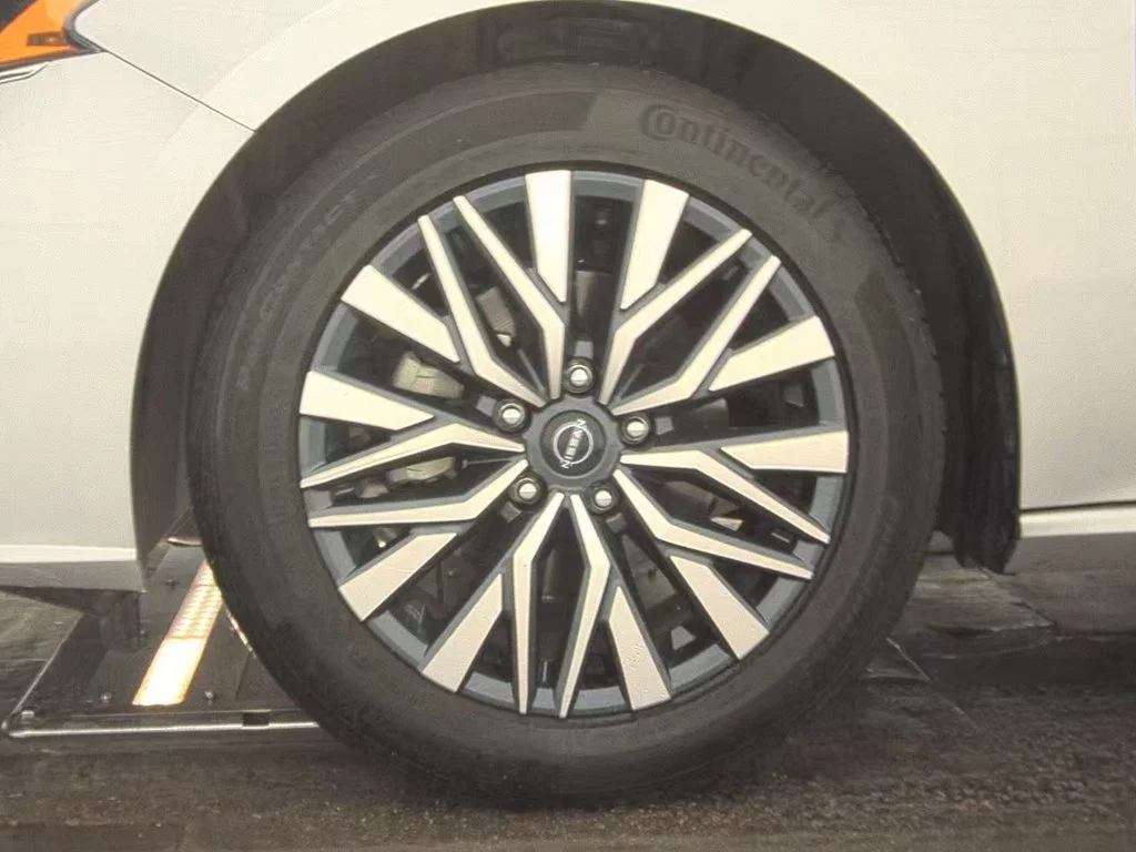 Certified Used 2025 Silver Nissan 2.5 SV image 5