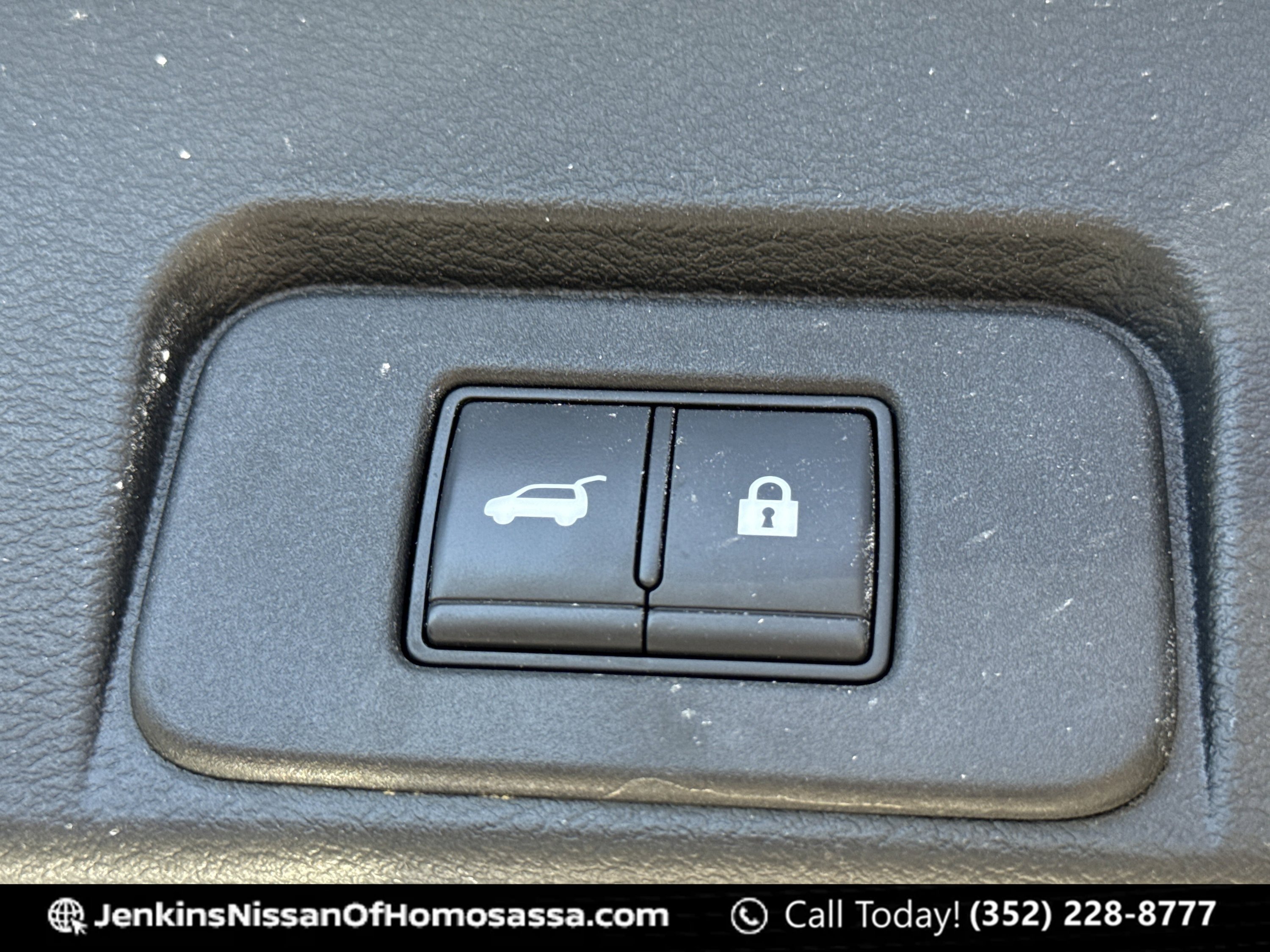 Used 2021 Brilliant Silver Metallic Nissan Platinum image 17