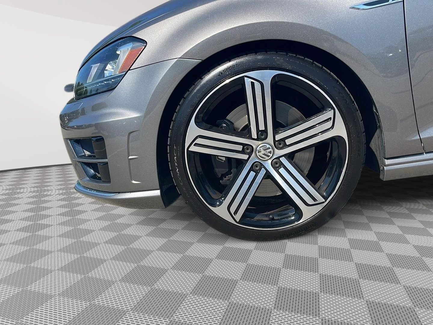 Used 2017  Volkswagen 4MOTION image 9