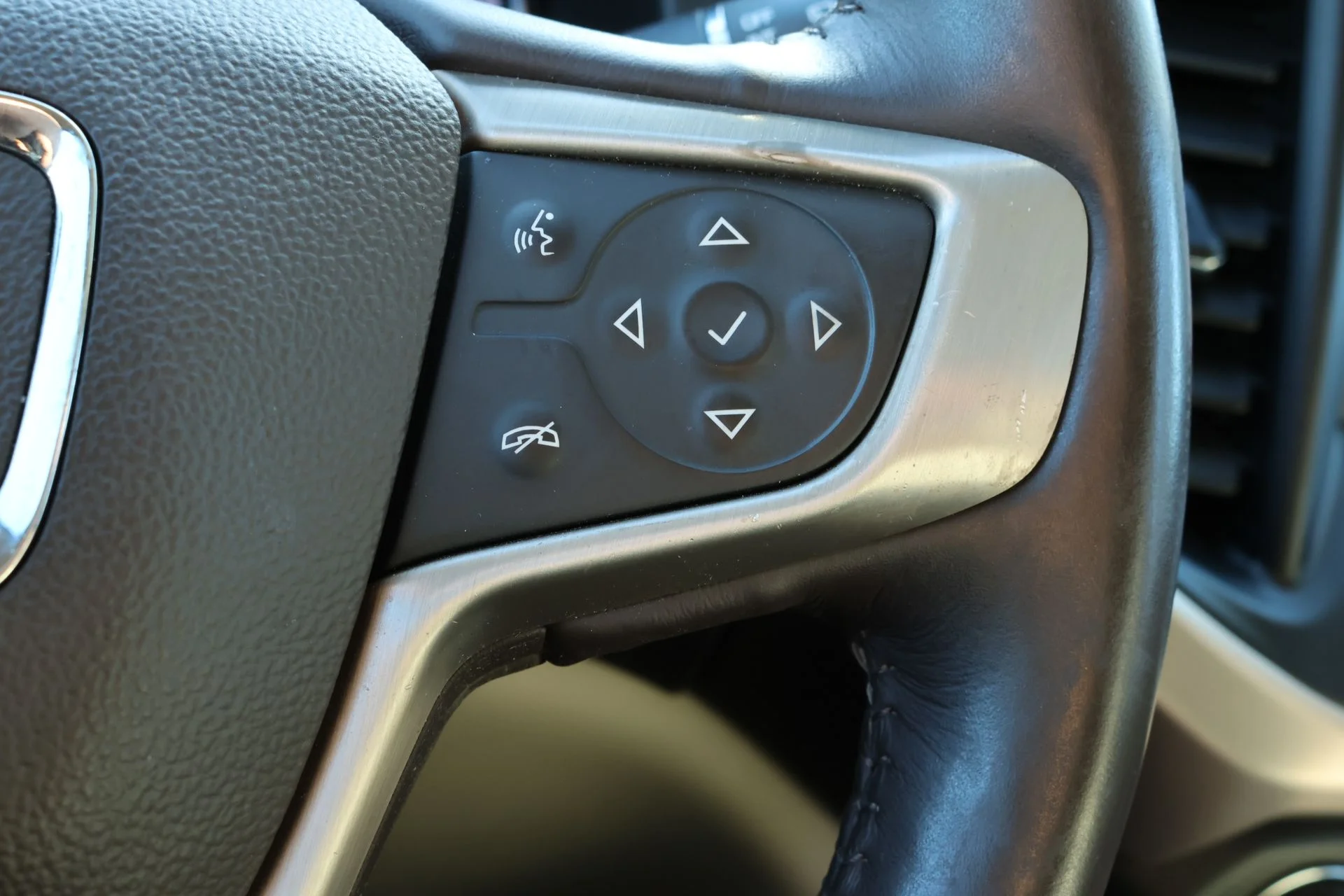Used 2017 White GMC Denali image 10