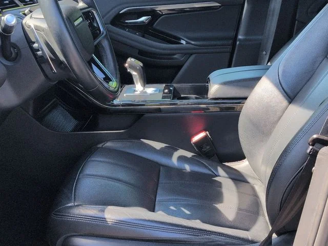 Used 2021  Land Rover R-Dynamic SE image 11