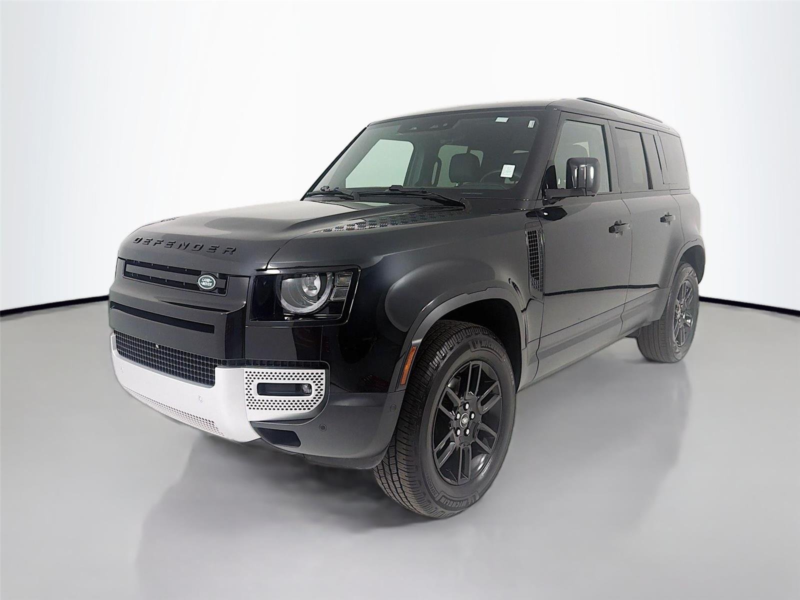 Used 2025 Santorini Black Metallic Land Rover S image 1