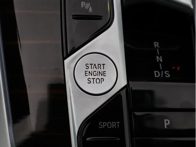 New 2026 Mineral White Metallic BMW xDrive40i image 30