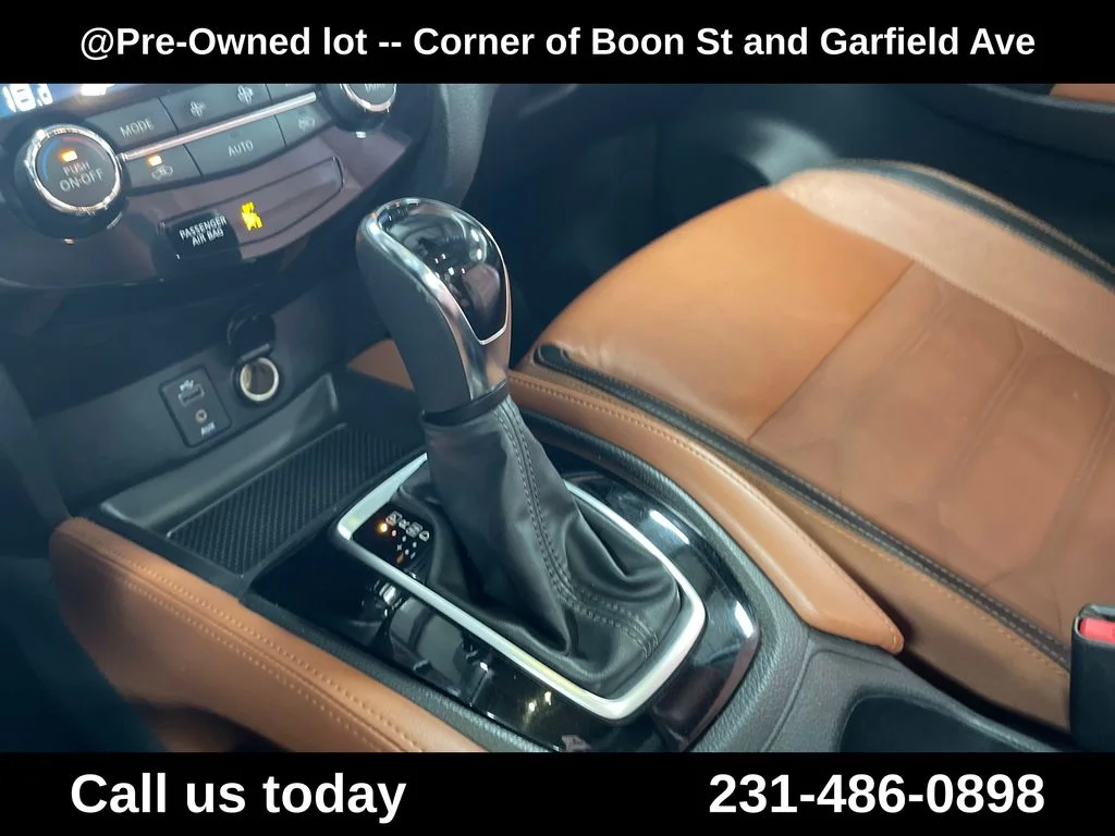 Used 2017  Nissan SL image 23