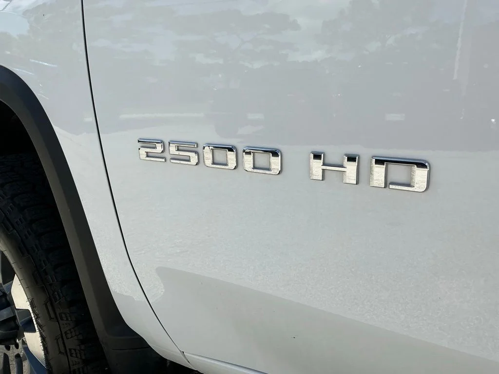 Used 2025 White Chevrolet Custom image 26