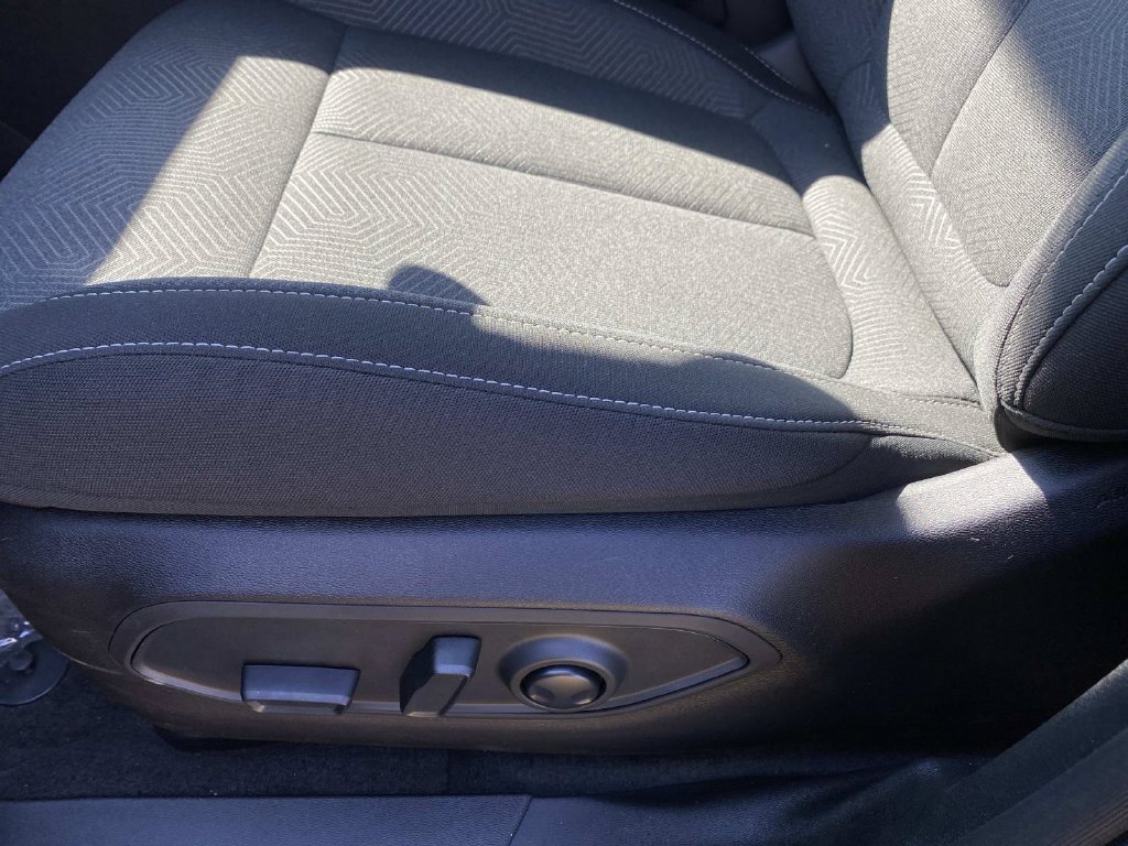 New 2026 Diamond Black Crystal Pearl-Coat Exterior Paint Jeep Laredo image 9
