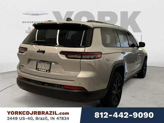 Used 2024 Silver Jeep Altitude image 5