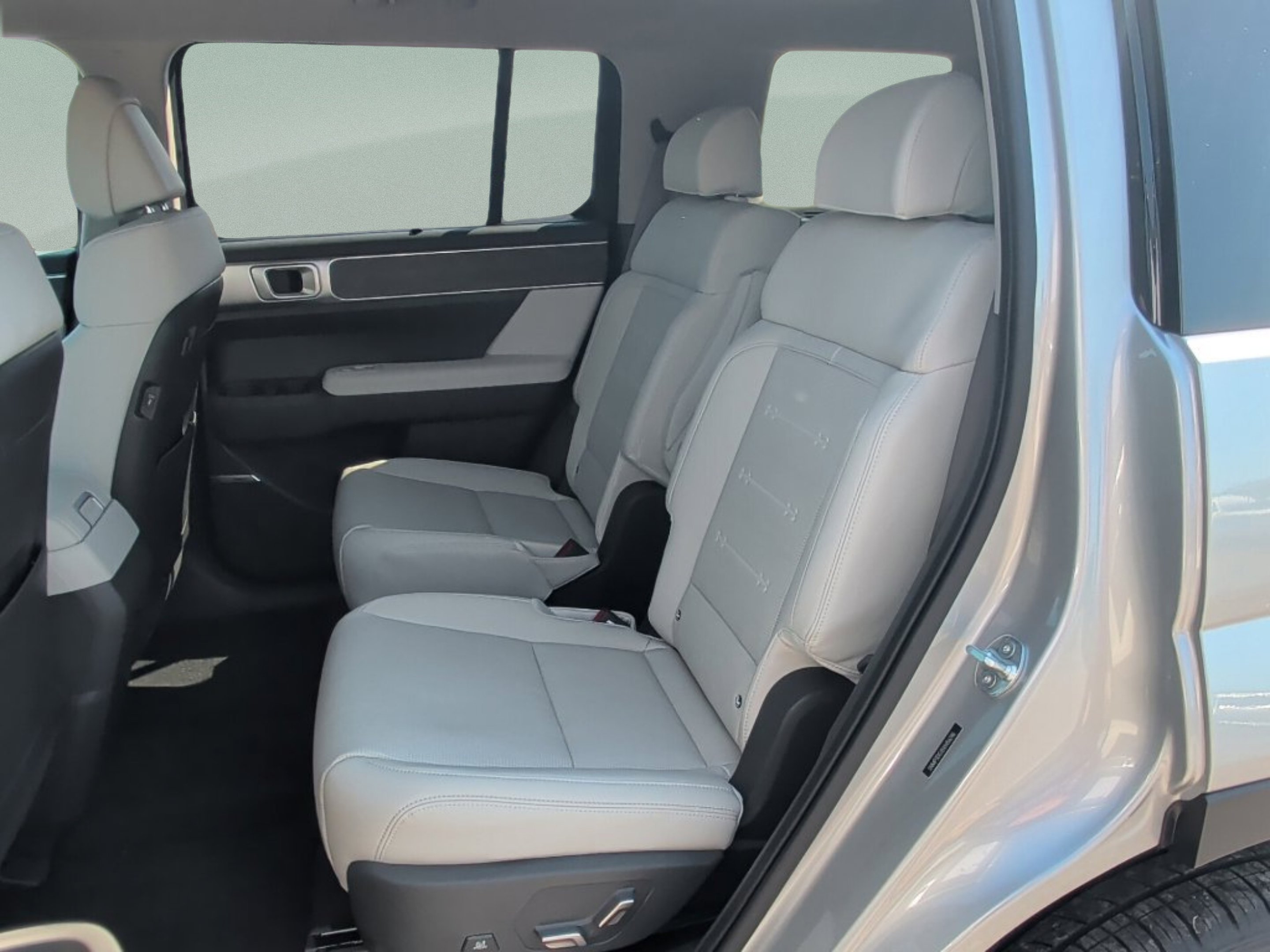 New 2027 Shimmering Silver Hyundai Limited 6P image 36