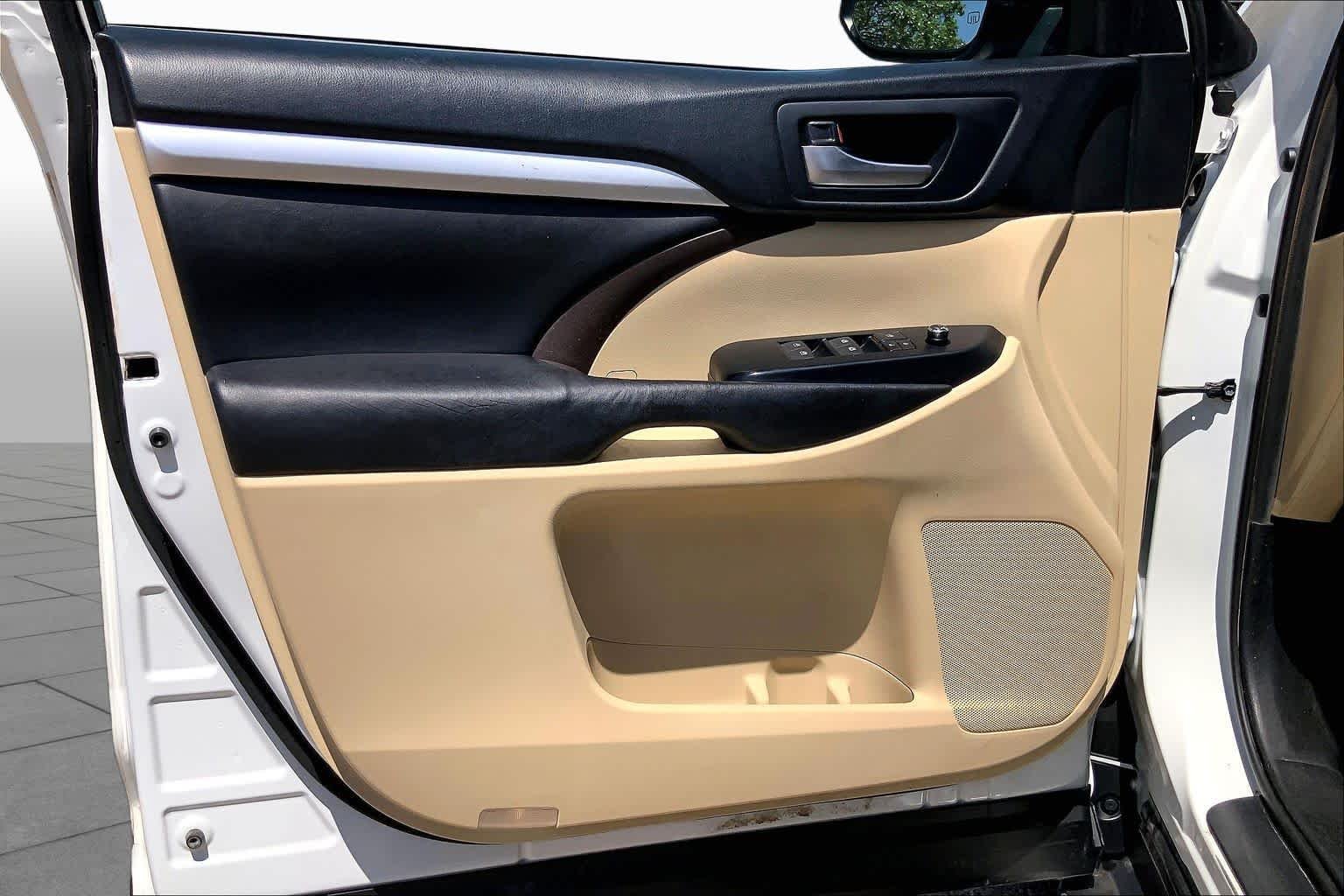 Used 2019 Blizzard Pearl Toyota XLE image 21