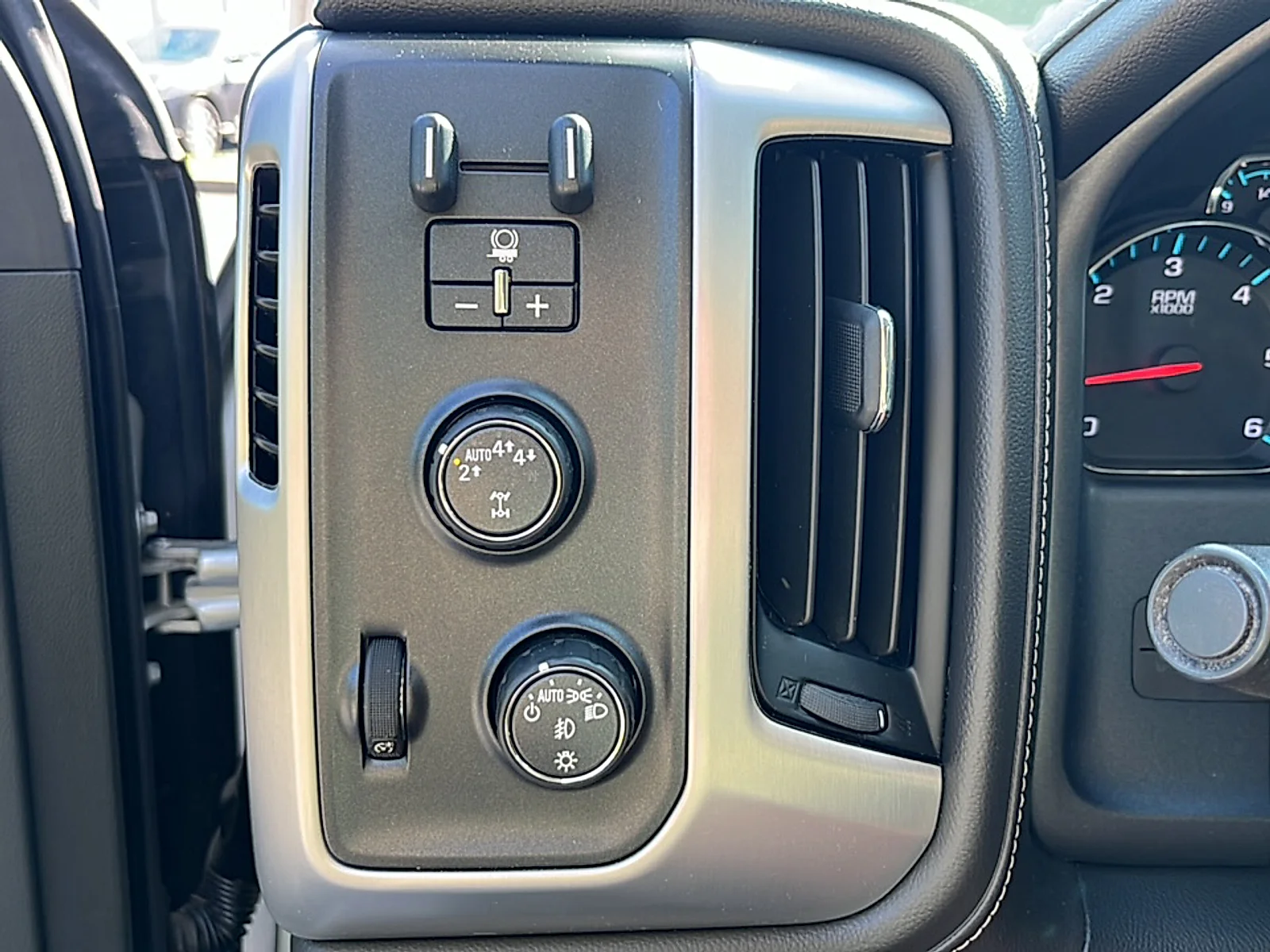 Used 2018 Quicksilver Metallic GMC SLT image 7