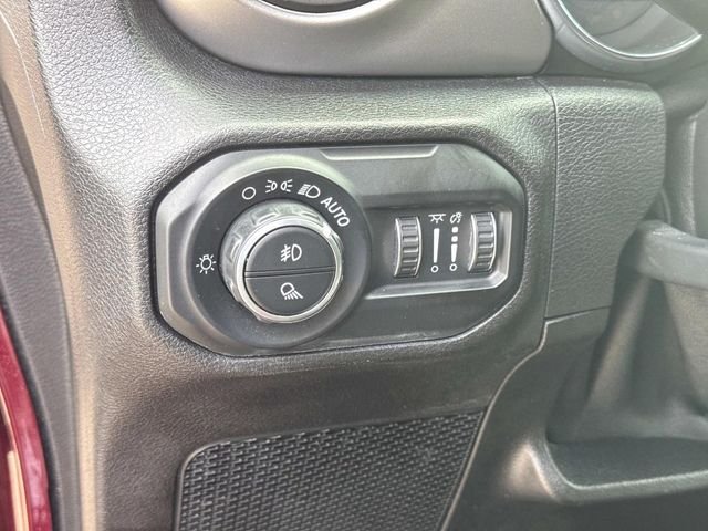 Used 2021  Jeep Sport image 29