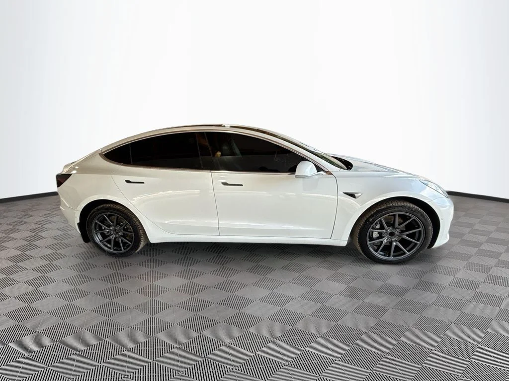Used 2019  Tesla Standard Range Plus image 5