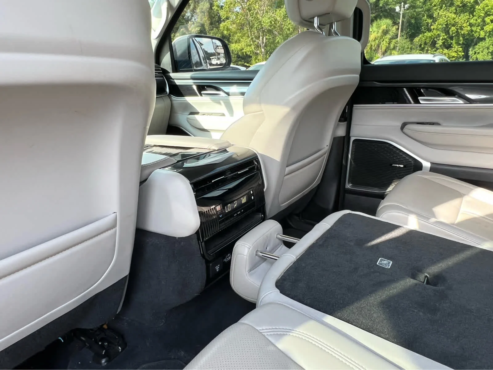 Used 2022 Pearl Jeep Series I image 8