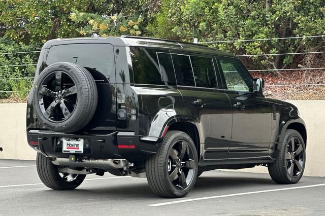 New 2026 Santorini Black Land Rover X-Dynamic SE image 5