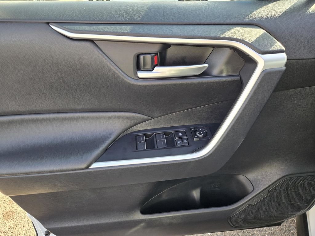 Used 2025 Ice Cap Toyota XLE image 17