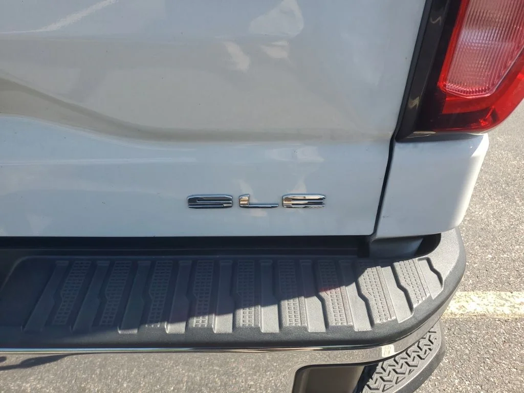 Used 2019  GMC SLE image 5