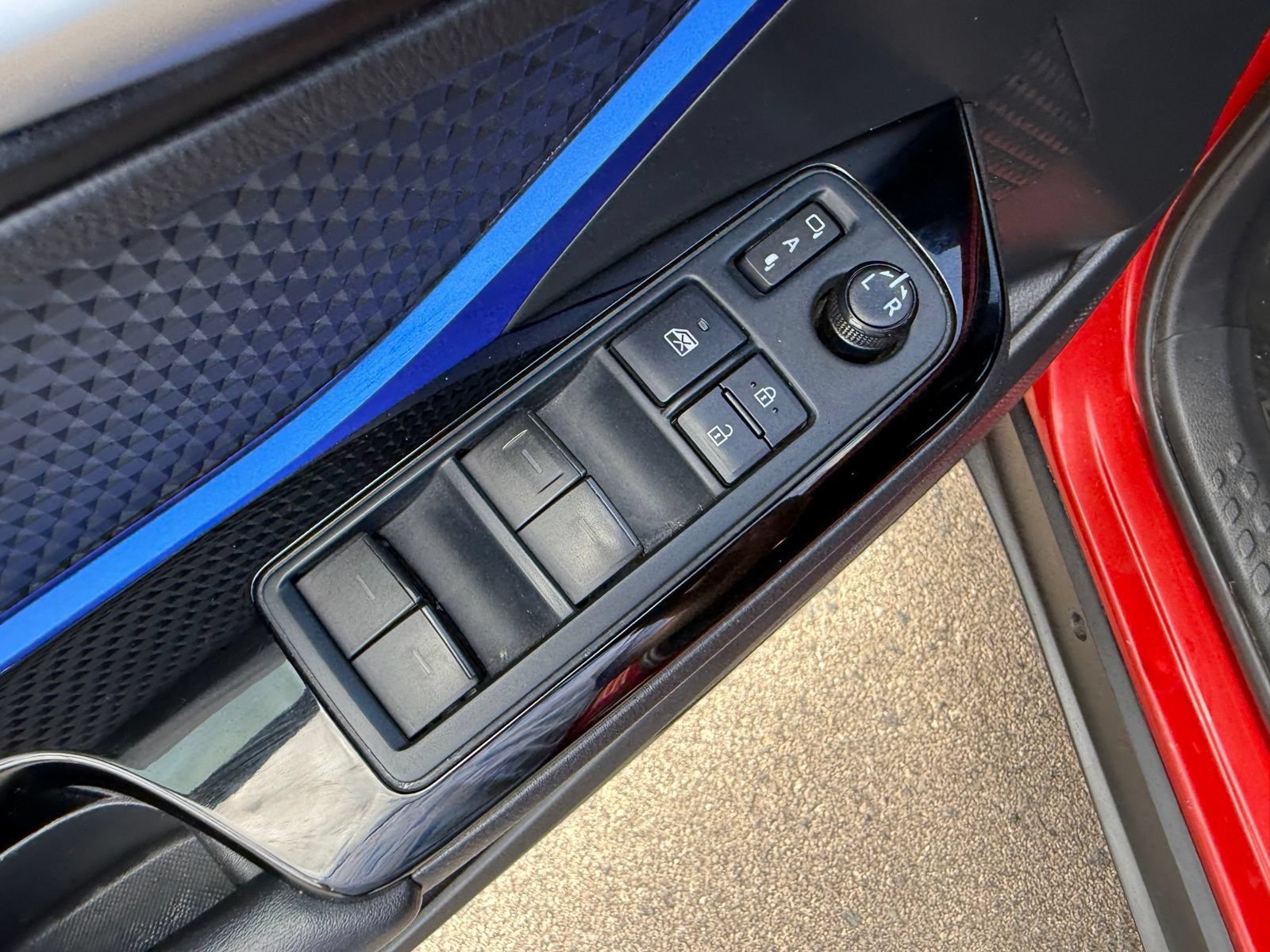 2022 Toyota C-HR XLE - Photo 12