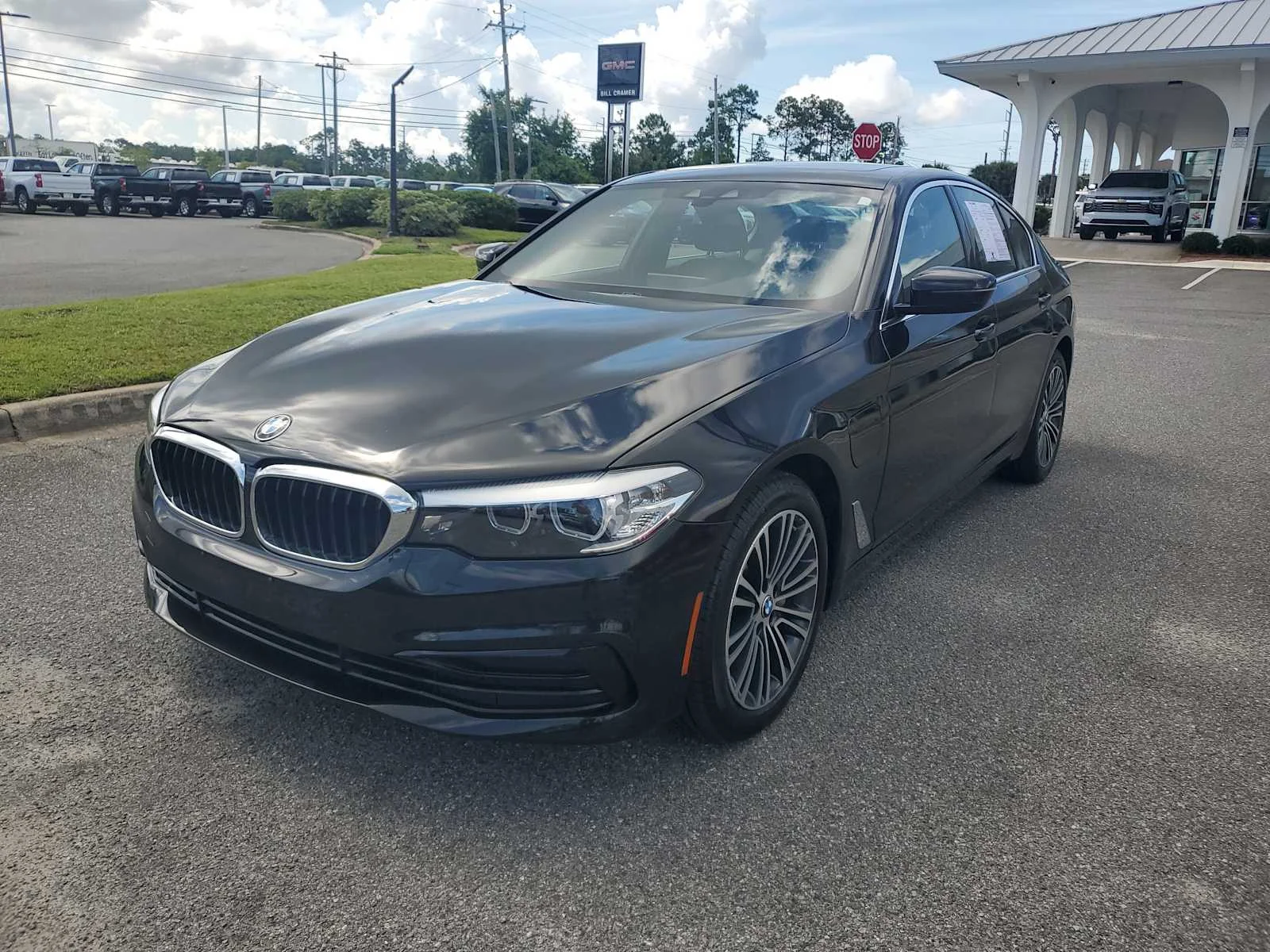 Used 2020 Black Sapphire Metallic BMW 530e iPerformance image 1