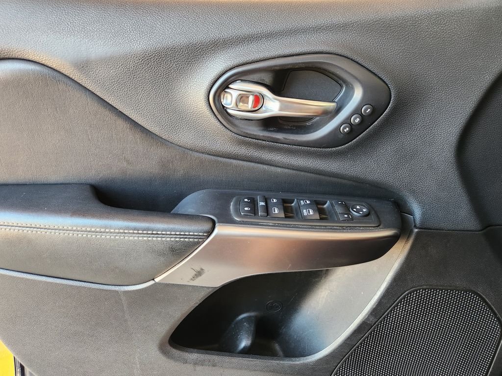 Used 2019 Diamond Black Crystal Pearlcoat Jeep Limited image 23