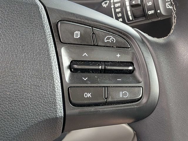 Used 2025 White Hyundai SEL image 25