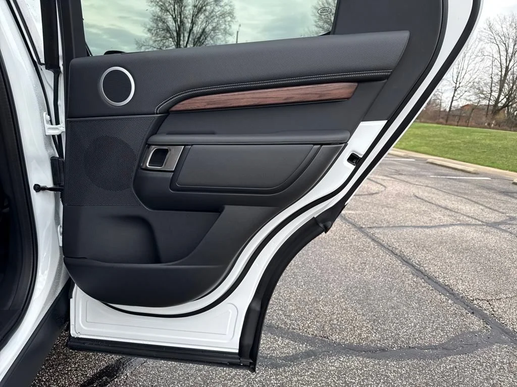 Used 2025 White Land Rover Dynamic SE image 19