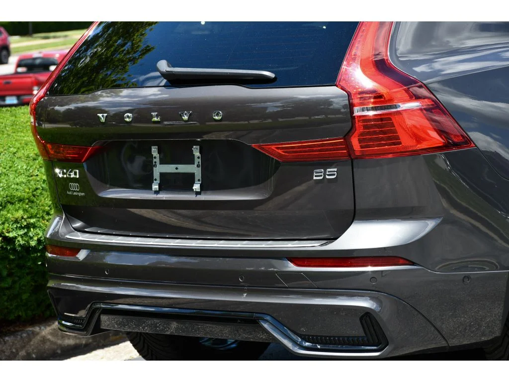 Used 2022 Platinum Grey Metallic Volvo R-Design image 30