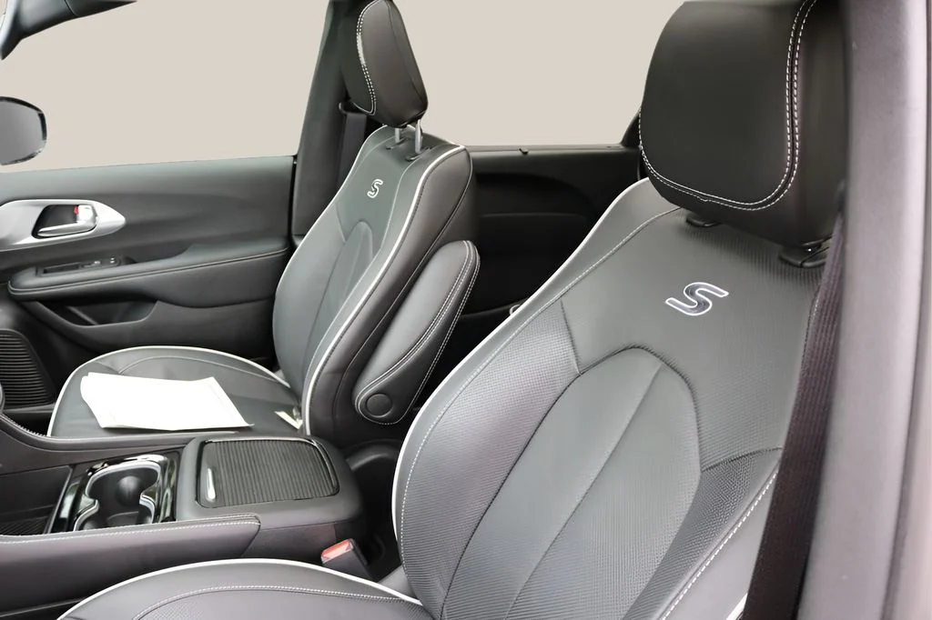 Used 2025 White Chrysler Limited image 12