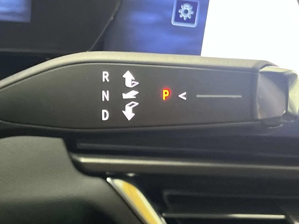 Used 2025 Summit White Chevrolet LT image 25
