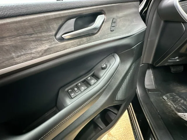 New 2027 High-Gloss Black Paint Jeep Limited image 23