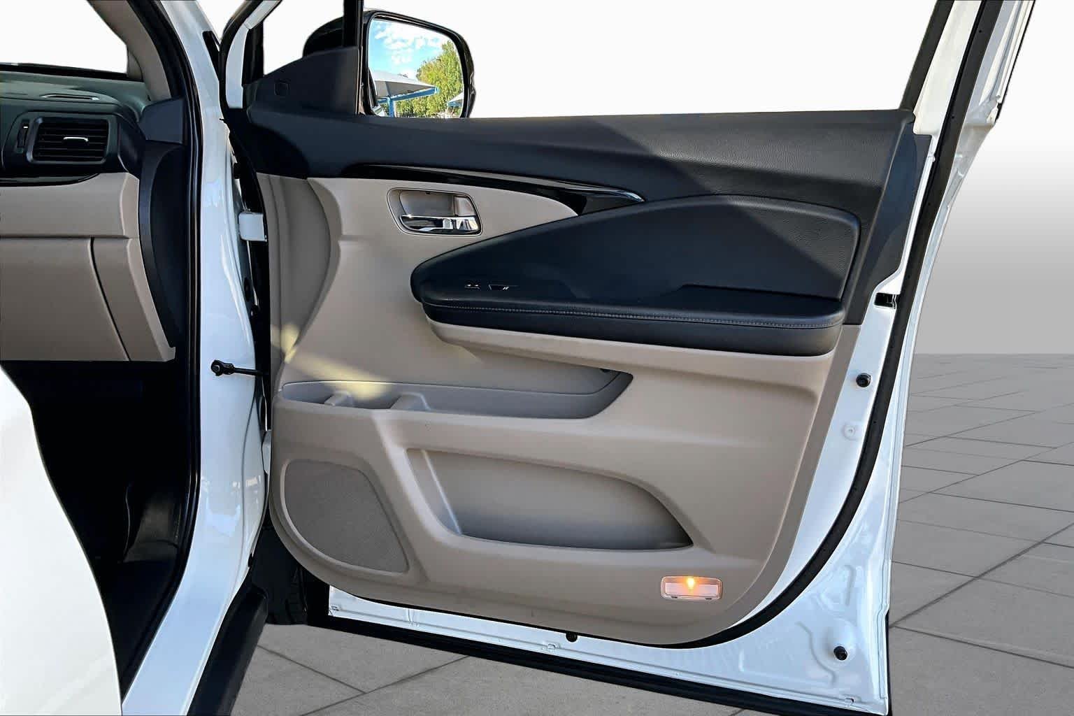 Certified Used 2020 Platinum White Pearl Honda RTL-E image 23