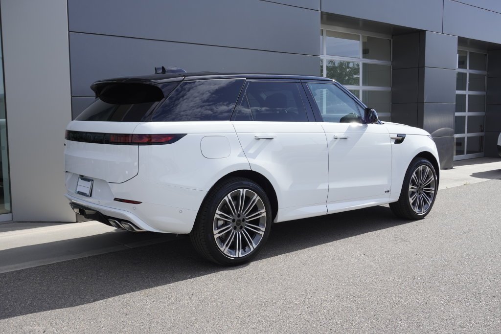 New 2026 Fuji White LAND ROVER Dynamic SE image 4