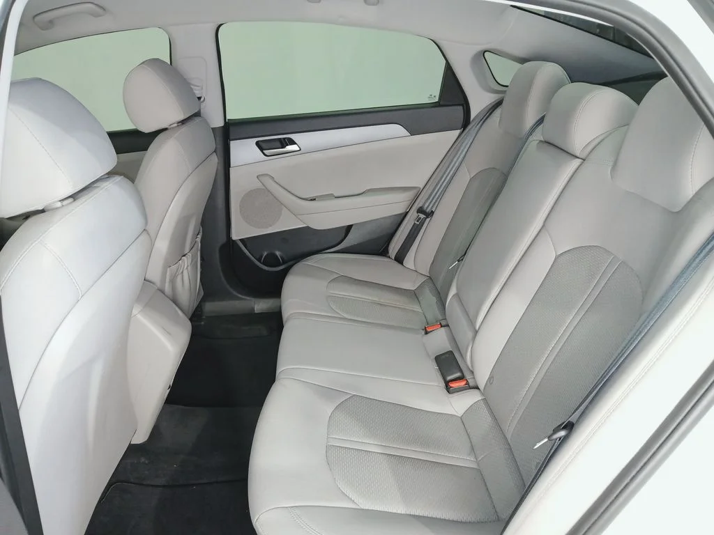 Used 2018 White Hyundai SE image 11