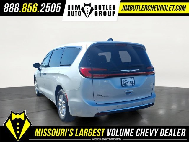 Used 2024  Chrysler Touring L image 2