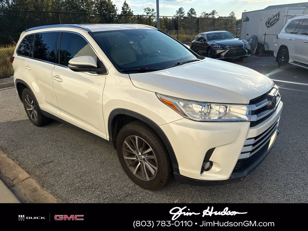 Used 2019 White Toyota XLE image 3